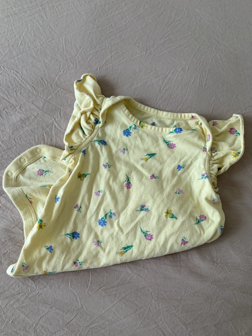 VGUC GAP 6-12 month Yellow Floral Ruffle-Sleeve Bodysuit